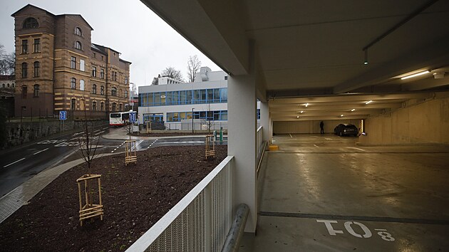 Nový parkovací dům za 246 milionů korun včetně daně nabízí 144 míst pro úředníky krajského úřadu, návštěvy či nájemce z podnikatelského inkubátoru Lipo.ink, a další stovku míst pro veřejnost v režimu P+R.