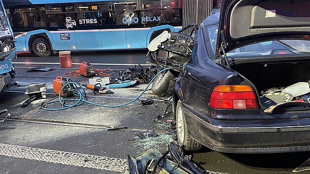 Tragicky střet vozu BMW s tramvají v Ostravě, který nepřežil dvacetiletý řidič. (4. ledna 2023)