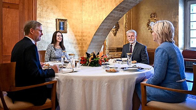 Prezident Petr Pavel a jeho ena Eva pivtali premira Petra Fialu a jeho enu Janu na novoronm obd (3. ledna 2024)