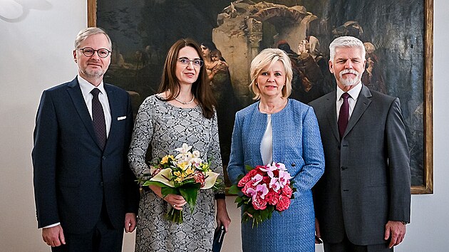 Prezident Petr Pavel a jeho ena Eva pivtali premira Petra Fialu a jeho enu Janu na novoronm obd (3. ledna 2024)