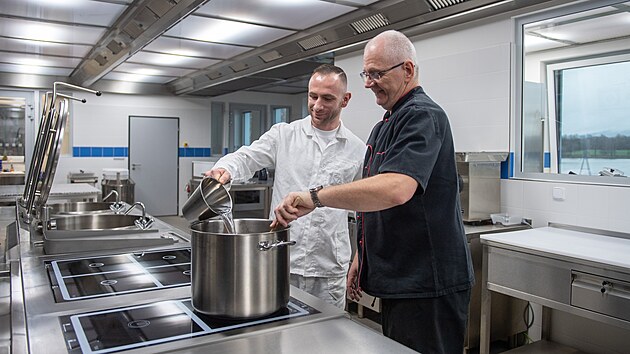 Akademie vězeňské služby má ve Stráži moderní jídelnu. Vlevo odsouzený David Böhm, který v nové kuchyni pracuje. (4. 1. 2024)