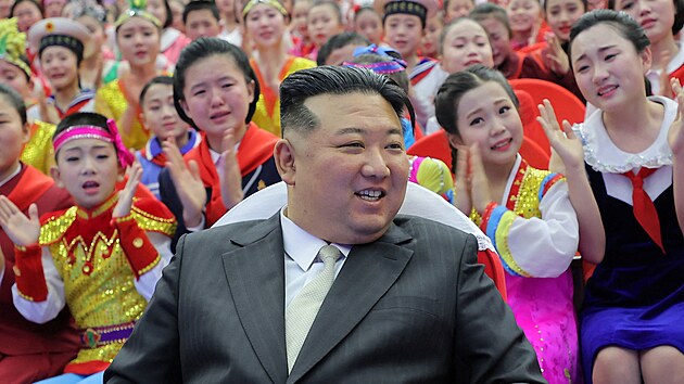 Severokorejsk ldr Kim ong-un se setkal se studenty u pleitosti oslav novho roku. (2. ledna 2024)
