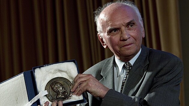 Česká astronomická společnost předala Cenu Františka Nušla za rok 2010 Luboši Kohoutkovi. (3. listopadu 2010)