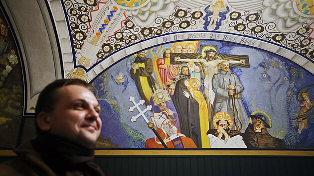 Kaple v areálu jihlavské policejní školy byla dlouho veřejnosti schovaná. Není jasné, kdo ji nechal postavit, kdo ji vyzdobil, ani kdo ji za socialismu restauroval. Veřejnost do ní zavede jihlavský badatel a historik Marek Skřivánek.