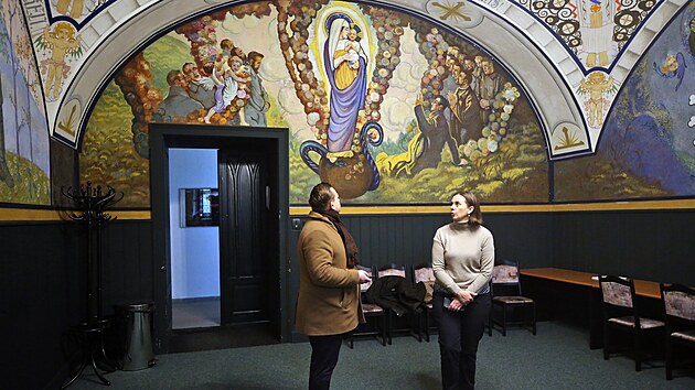 Kaple v areálu jihlavské policejní školy byla dlouho veřejnosti schovaná. Není jasné, kdo ji nechal postavit, kdo ji vyzdobil, ani kdo ji za socialismu restauroval. Veřejnost do ní zavede jihlavský badatel a historik Marek Skřivánek.