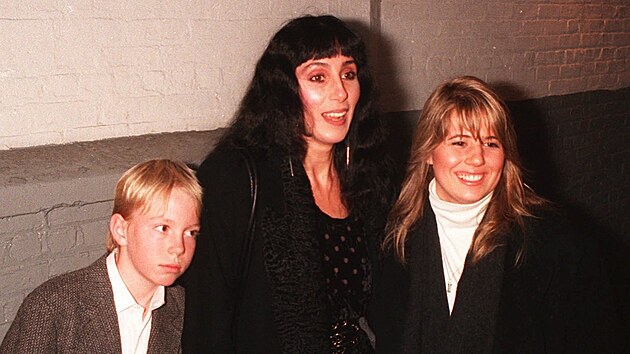 Cher se svmi dtmi v roce 1988. Z dcery Chastity se pozdji stal syn Chaz a syn Elijah cel ivot bojuje se zvislost na drogch.