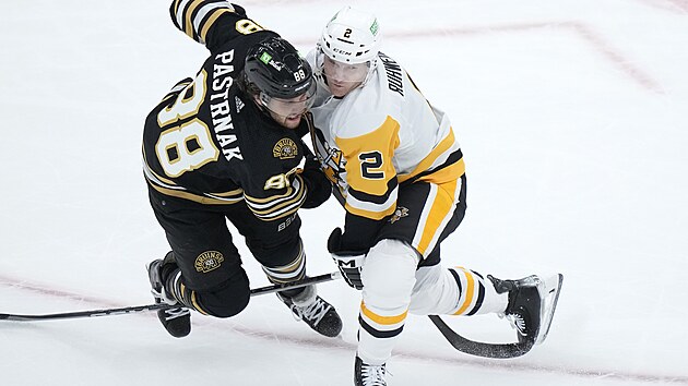 David Pastrňák (vlevo) z Bostonu v souboji s Chadem Ruhwedelem z Pittsburghu.