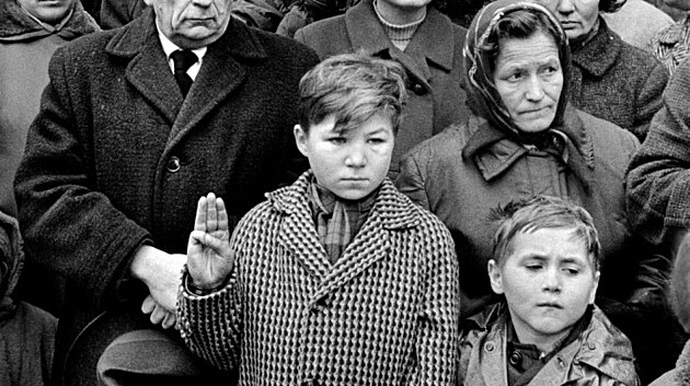 Malý skaut Vladimír vzdává hold na pohbu Jana Palacha. (25. ledna 1969)
