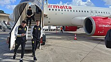 Olomoutí fotbalisté vystupují z letadla na Malt.