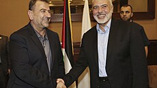 éf politického kídla Hamásu Ismail Haníja si potásá rukou se svým zástupcem...