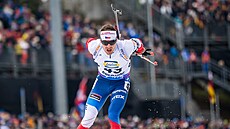 Michal Krmá na trati stíhacího závodu biatlonist v Oberhofu