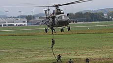 Výsadek z vrtulníku Mi-17 eské armády