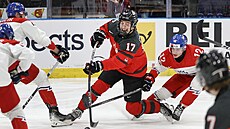 Kanadský útoník Macklin Celebrini se probíjí mezi eskými hokejisty.