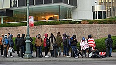 Migranti ekají ped imigraním úadem v americkém New Yorku. (18. íjna 2023)