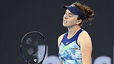 Linda Nosková v semifinálovém zápase turnaje v Brisbane proti Jelen Rybakinové.