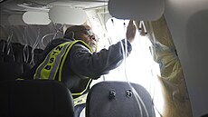 Vedoucí vyetovatel prohlíí oblast trupu Boeingu 737 MAX 9 Alaska Airlines....