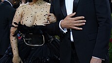 Nicki Minaj mla na Met Gala 2022 dekolt proklat nízko.