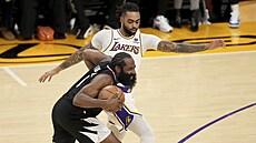 James Harden (vlevo) z Los Angeles Clippers se tlaí ke ko Los Angeles Lakers...