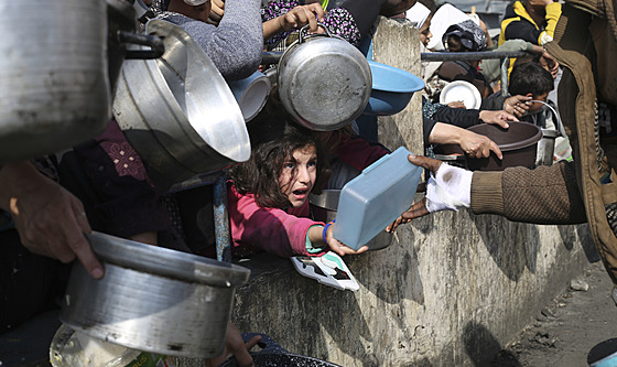 Rafáh. Distribuce jídla mezi palestinské uprchlíky (9. ledna 2024)