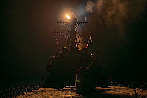 Raketa odpálená z válené lodi bhem operace koalice vedené USA proti vojenským...