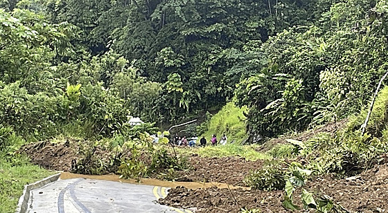 Sesunutá pda v Kolumbii po silných detích zavalila silnice. (13. ledna 2024)