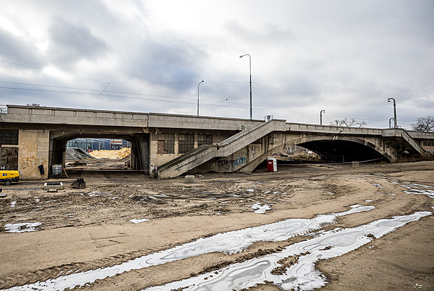 Libeský most je uzavený kvli technickému stavu jedné jeho ásti. (12. ledna...