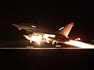 Letadlo Typhoon RAF startuje z britsk zkladny Akrotiri na Kypru, aby se...