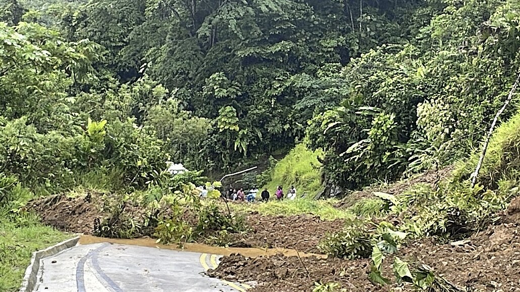 Sesunutá pda v Kolumbii po silných detích zavalila silnice. (13. ledna 2024)