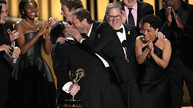 Matty Matheson (uprosted) a Ebon Moss-Bachrach se lbaj, kdy seril Medvd zskv cenu Emmy za vynikajc komediln seril. (16. ledna 2024)