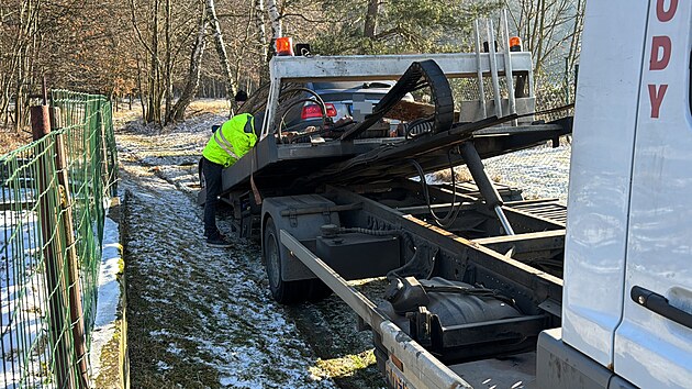 Řidič ujel policii a u obce Hluboš auto odstavil a utekl. Policie auto našla a zajistila, zastavovacími pásy prorazila všechny pneumatiky. Vzápětí odchytla i řidiče. (10. ledna 2024)