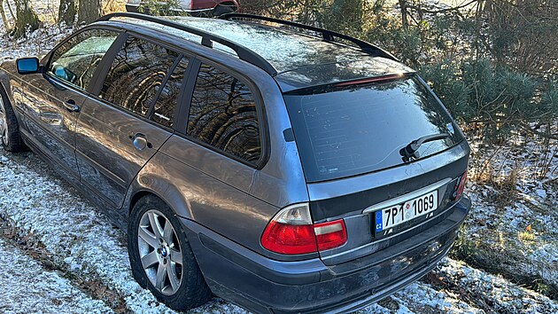 Řidič ujel policii a u obce Hluboš auto odstavil a utekl. Policie auto našla a zajistila, zastavovacími pásy prorazila všechny pneumatiky. Vzápětí odchytla i řidiče. (10. ledna 2024)
