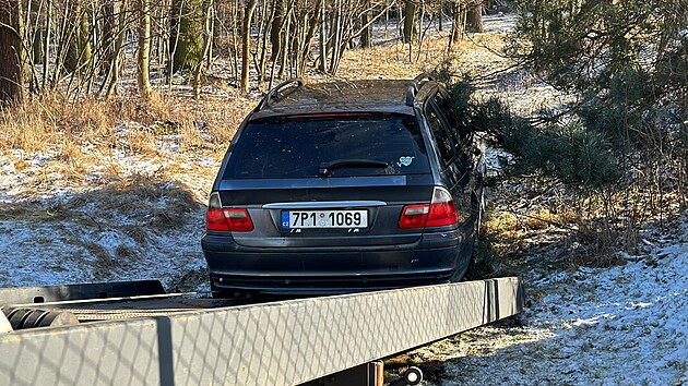 Řidič ujel policii a u obce Hluboš auto odstavil a utekl. Policie auto našla a zajistila, zastavovacími pásy prorazila všechny pneumatiky. Vzápětí odchytla i řidiče. (10. ledna 2024)