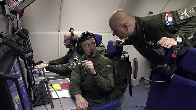 Velitel francouzskch pilot podplukovnk Richard hovo s posdkou letounu AWACS, kter krou nad vchodnm Rumunskem a ste hranice NATO. (9. ledna 2024)