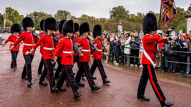 Britsk krlovsk garda ped Buckinghamskm palcem v Londn (27. jna 2023)
