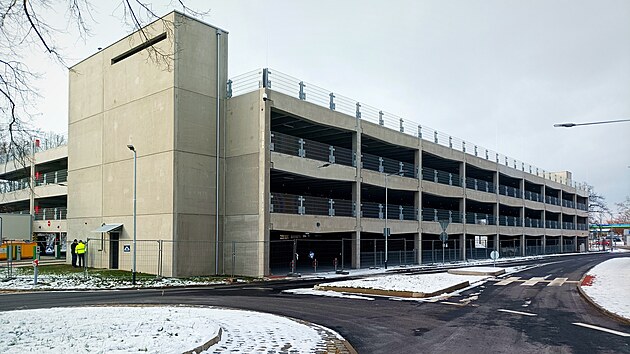 Parkovací dům nabídne bezmála 500 míst. Ve středu ho využili hosté slavnostního otevření. (31. ledna 2024)