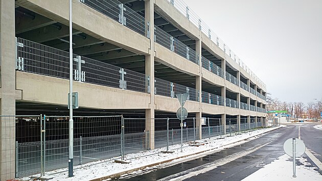 Parkovací dům nabídne bezmála 500 míst. Ve středu ho využili hosté slavnostního otevření. (31. ledna 2024)