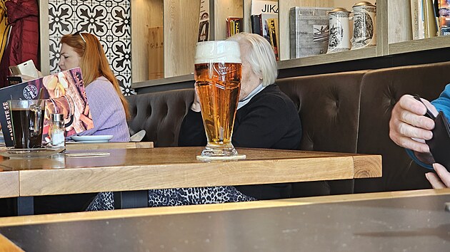 V případě točeného piva vyskočila sazba DPH z 10 na 21 procent, což pro mnohé hospodské znamená
nutnost razantního zdražení národního nápoje.