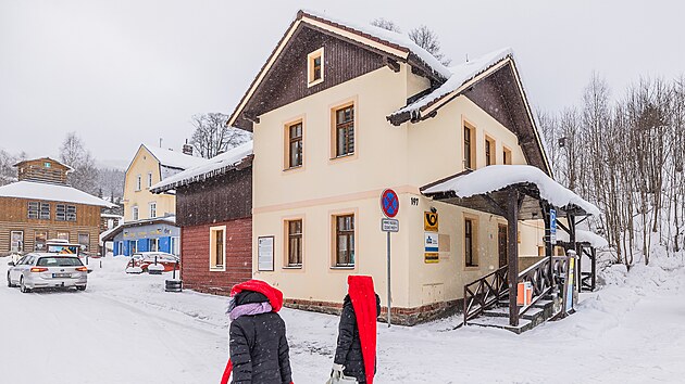 Budova pošty u autobusového nádraží v Peci pod Sněžkou