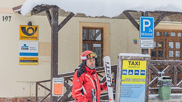 Budova pošty u autobusového nádraží v Peci pod Sněžkou