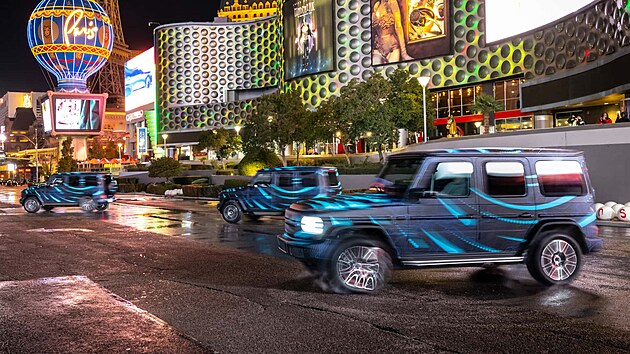 Velkolepou baletn show pedvedly na Vegas Strip bhem CES tyi prototypy Mercedesu EQG, kdy se blskly synchronizovanmi otokami o 360 stup, jak to dokou jen tanky. 