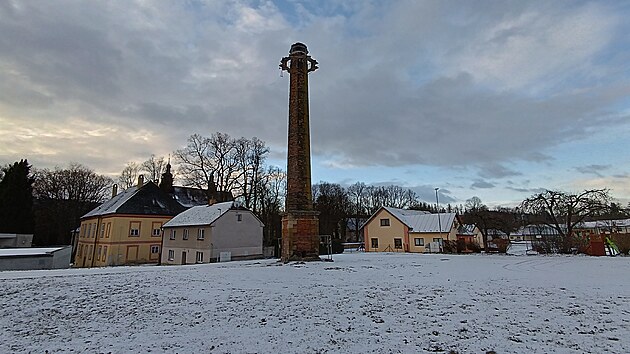 Z kdysi rozsáhlého areálu lihovaru zbyl v Pohledu už jen komín. Od počátku tisíciletí je navíc nižší, než býval. I přesto si ho oblíbili čápi. Obec jim nyní hnízdění o něco zpříjemní.