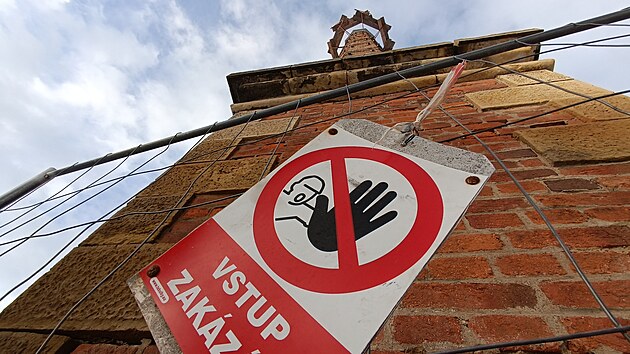 Z kdysi rozsáhlého areálu lihovaru zbyl v Pohledu už jen komín. Od počátku tisíciletí je navíc nižší, než býval. I přesto si ho oblíbili čápi. Obec jim nyní hnízdění o něco zpříjemní.