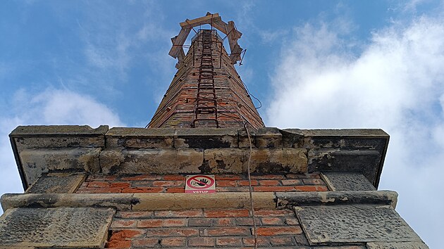 Z kdysi rozsáhlého areálu lihovaru zbyl v Pohledu už jen komín. Od počátku tisíciletí je navíc nižší, než býval. I přesto si ho oblíbili čápi. Obec jim nyní hnízdění o něco zpříjemní.