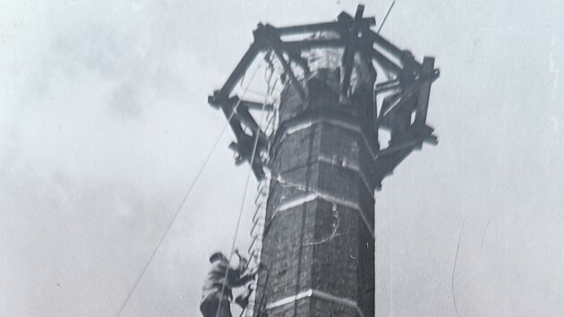Poslední větší oprava komínu lihovaru se v Pohledu uskutečnila v roce 1981. Dělníci tehdy postupovali stejně jako dnes. Z vrchu pomalu spouštěli závěsné lešení. Komín však byl o devět metrů vyšší než v současné době.