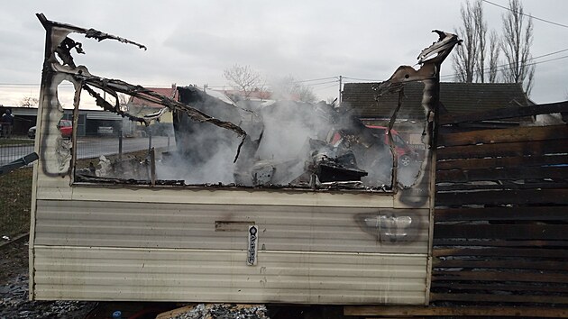 Tři jednotky hasily požár karavanu a přístřešku v Budčevsi na Jičínsku. (14. ledna 2024)