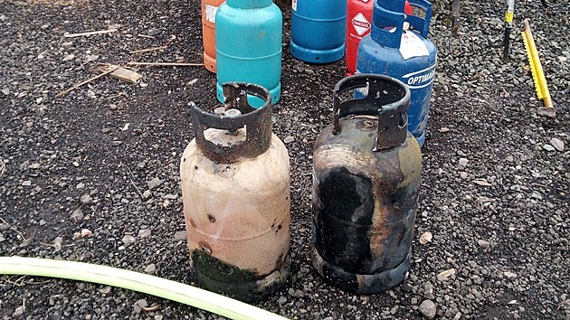 Tři jednotky hasily požár karavanu a přístřešku v Budčevsi na Jičínsku. (14. ledna 2024)