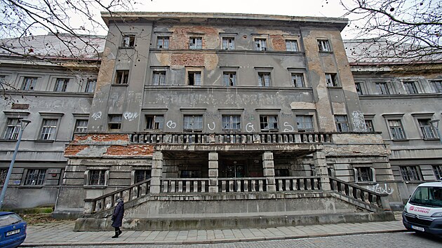 Začalo bour&aacute;n&iacute; zadn&iacute;ho traktu městsk&yacute;ch l&aacute;zn&iacute; v Plzni v r&aacute;mci rekonstrukce objektu za dvě miliardy. (17. ledna 2024)