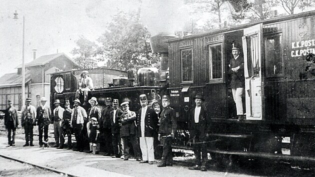 Lokomotiva rakousk ady 97 s potovnm vagonem ve stanici Sedlany, ped rokem 1914