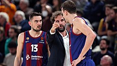 Kou barcelonských basketbalist Roger Grimau diskutuje s eskou dvojicí Tomá...
