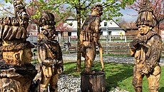 Devné sochy na behu Chrudimky u Betléma v Hlinsku znázorují postavy...